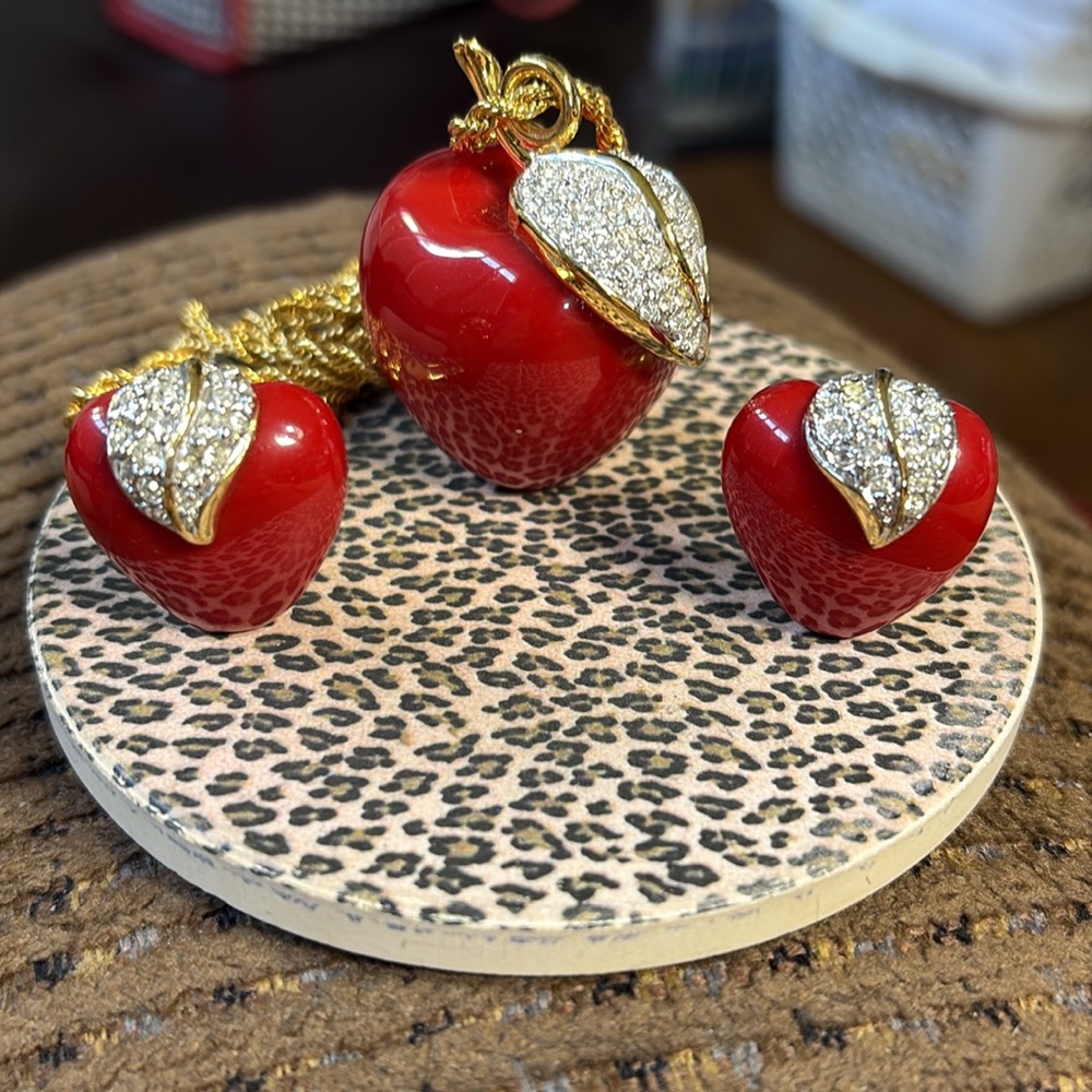 Vintage KJL Kenneth Jay Lane RED Apple necklace AND matching clip earrings - Picture 3 of 16